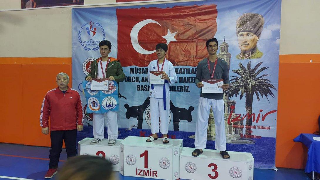 Karate İzmir İl Birinciliği Müsabakalarında 1 Gümüş 3 Bronz Madalya