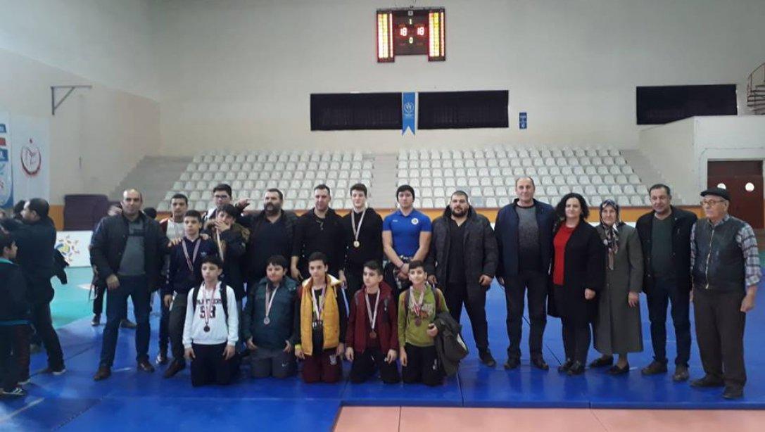 Ata sporumuz Güreşte Helvacı Ortaokulu öğrencimiz İzmir ikincisi oldu.